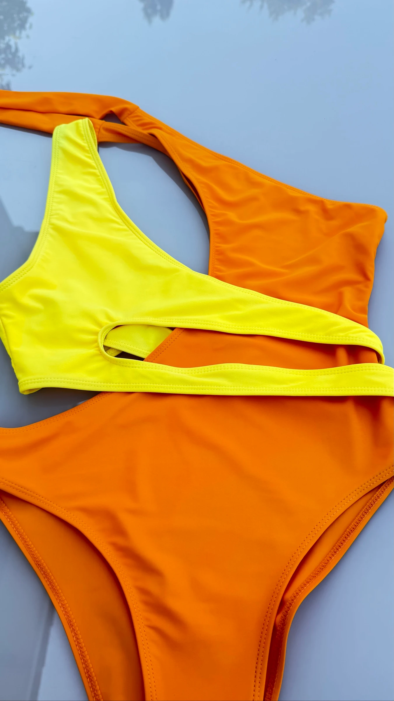 Bañador de una pieza asimétrico naranja y amarillo neón - Muy de moda – photo 3